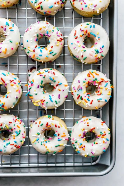 Iced and decorated doughnuts on pan. Mini Baked Donuts, Donuts With Sprinkles, White Chocolate Icing, Doughnut Recipes, Glazed Doughnut, Student Images, Homemade Doughnuts, Sweet Foods, Glazed Doughnuts