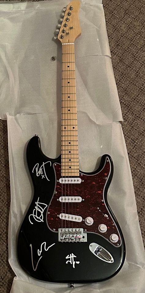 100% AUTHENTIC Mint condition and FULL SIZE! No smears ! Great gift or something nice to add to your own collection. Item comes with  a CERTIFICATE OF AUTHENTICITY  I will also give you pictures of JAMES and some other members from the band signing autographs .  Fast and FREE shipping!! I have perfect feedback and reputation in this business Cool Guitar Designs Electric, Cool Guitars Electric, Black Instruments, Signing Autographs, Electric Guitar Design, Guitar Obsession, Unique Guitars, Cool Electric Guitars, Beautiful Guitars