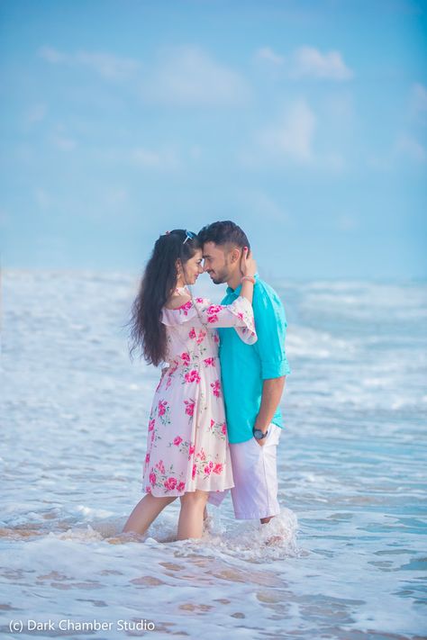 Pre Wedding Poses Indian Beach, Beach Wedding Poses, Pre Wedding Photoshoot Beach, Honeymoon Couple, Couples Beach Photography, Pre Wedding Photoshoot Props, Pre Wedding Photoshoot Outfit, Wedding Photoshoot Props, Pre Wedding Photoshoot Outdoor