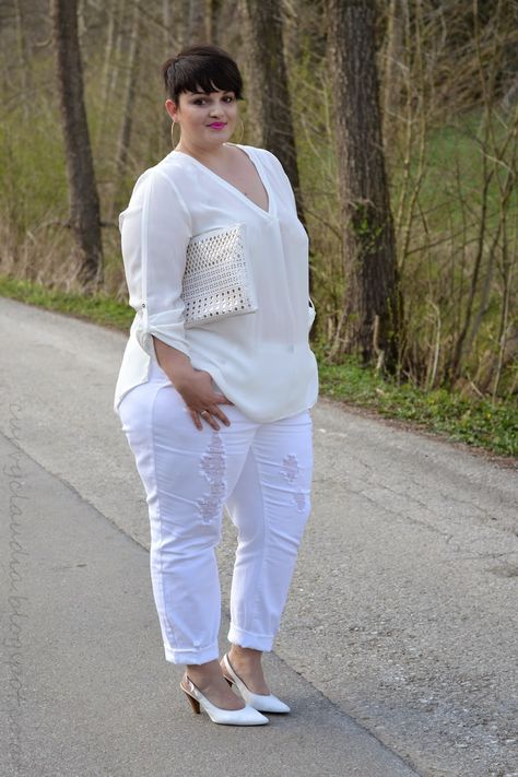 Sheer off white top and white pants work well together Outfits For Plus Size Women, Body Positive Fashion, Plus Zise, Look Plus Size, Full Figure Fashion, Big Girl Fashion, Curvy Plus Size, Plus Size Beauty, Plus Size Fashion For Women