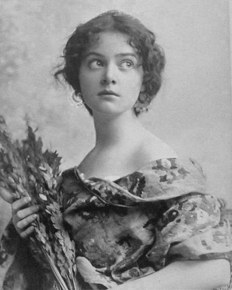 🖤 Lana’s Victorian Gallery 🖤 on Instagram: “portrait of American actress, Beatrice Chanler aka Minnie Ashley, 1897. 🖤 • she was active in charity and philanthropy during World War I…” Minnie Ashley, Charlotte Carey, Vintage Actors, Antique Portraits, Classic Portraits, Historical Women, Old Photography, Gibson Girl, Vintage Portraits