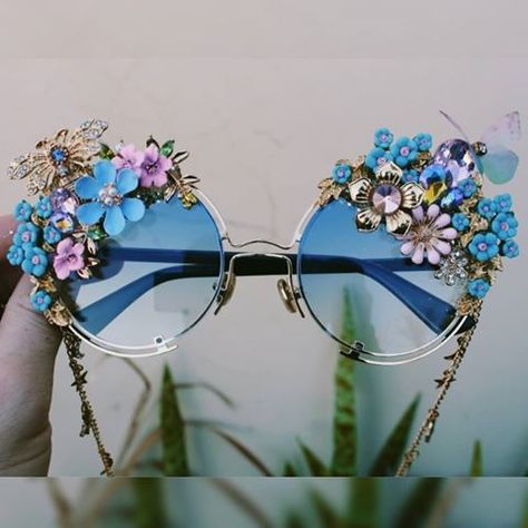 Chelsea's crowns and creations (@chelseasflowercrowns) • Fotos y videos de Instagram Neck Brooch, Diy Sunglasses, Diy Glasses, Flower Sunglasses, Crystal Sunglasses, Throwing Shade, Succulents Cactus, Unique Sunglasses, Glitter Face