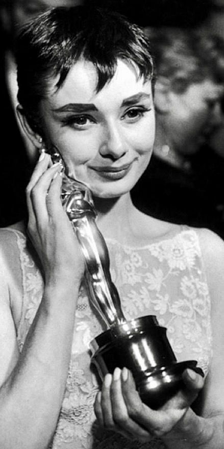 Audrey Hepburn winning best actress Oscar for Roman Holiday-Academy Awards Audrey Hepburn Oscar, Audrey Hepburn Born, Susan George, Oscar Hairstyles, Helen Rose, Aubrey Hepburn, Ali Michael, Best Actor Oscar, Best Actress Oscar