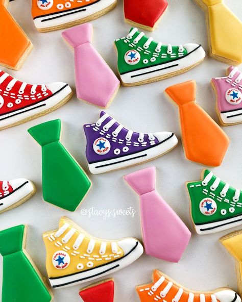 Stacy Elmore on Instagram: “How adorable are these Converse All Star themed cookies!? . . . #conversecookies #converseallstar #converse #tiecookies #stacyssweets…” Converse Cake, Themed Cookies, Fathers Day Cake, Star Cookies, Star Party, Cookie Gifts, Cakes Cupcakes, Decorated Cookies, Decorating Blogs