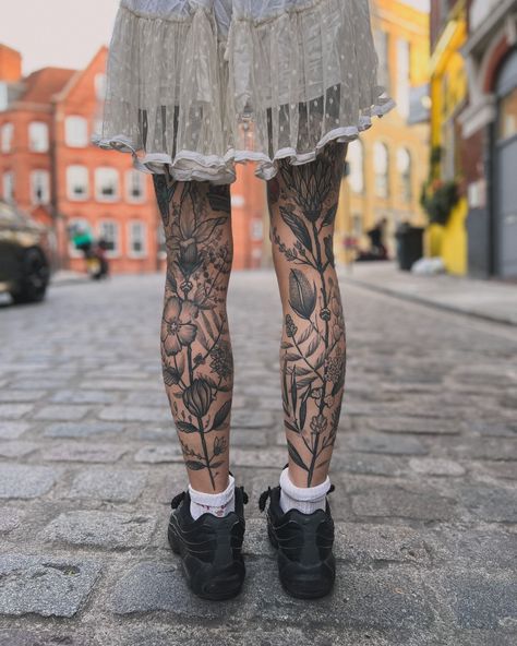 Leg Tattoo Designs, Flower Leg Tattoos, Upper Leg Tattoos, Back Of Leg Tattoos, Tarot Tattoo, Garden Tattoos, Muster Tattoos, Meaningful Tattoo, Floral Tattoo Sleeve