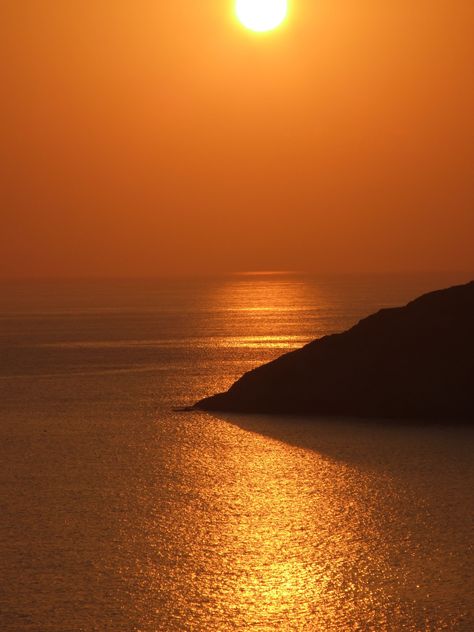 Greek island sunset. Gold Sunset Aesthetic, Sun Astethic, Sunset Widget, Orange Sunset Aesthetic, Orange Hour, Summer Aura, Greek Sunset, Orange Vibe, Orange Aura