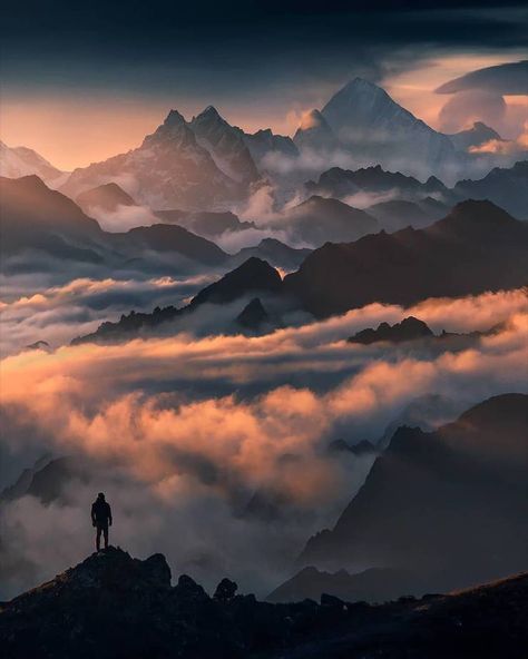 Monte Everest, Himalayas Mountain, Mountain Photography, The Himalayas, Sunset Photos, Top Of The World, Book Ideas, The Clouds, Most Beautiful Places