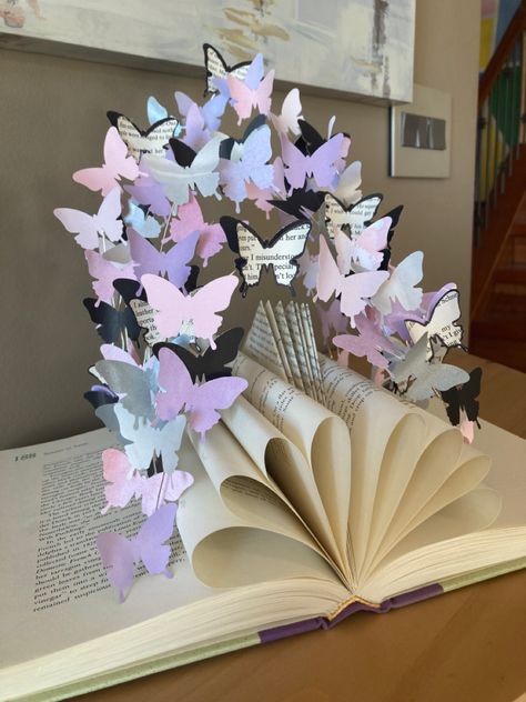 Diy Old Books, Old Book Crafts, Book Page Crafts, Altered Book Art, Book Folding Patterns, Folded Book Art, Book Sculpture, Library Decor, Book Folding