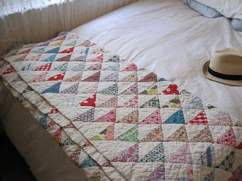 Easy Quilting, Half Square Triangle Quilts, Half Square Triangle, Pretty Quilt, Patch Aplique, Triangle Quilt, Antique Quilts, Scrappy Quilts, Easy Quilts