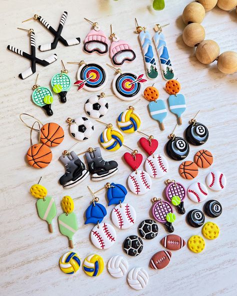 🏐⚾️⚽️🏓🏀🏈🎾 From baseball to tennis, the new earrings collection is all about sports vibes and they’re LIVE NOW! Head over to my shop to check them out ⚾️🏀⚽️ Sport Clay Earrings, Polymer Clay Baseball Earrings, Baseball Clay Bead Bracelet, Soccer Ball Clay Earrings, Polymer Clay Baseball, Clay Tips, New Earrings, Live Now, Live In The Now