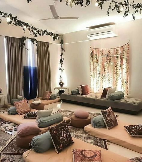 Nikah Decor, Mehendi Decor Ideas, Home Wedding Decor, Indian Bedroom Decor, Wedding Background Decoration, Marriage Decoration, Desi Wedding Decor, Wedding Planning Decor, Beautiful Wedding Decorations