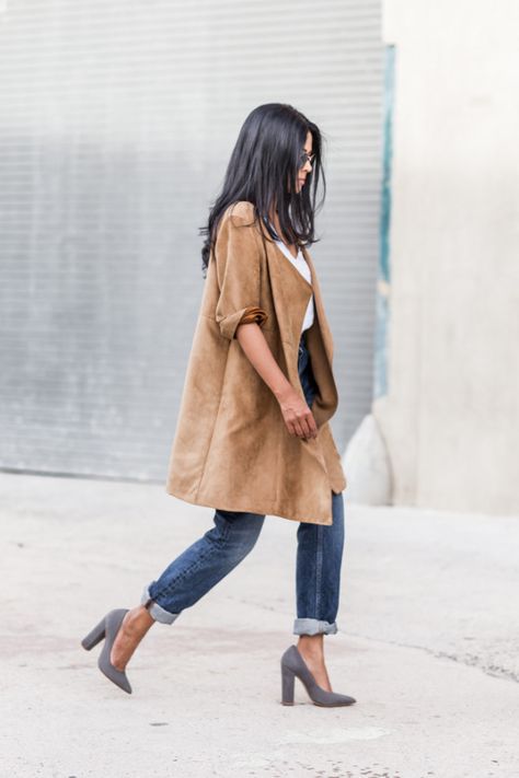 This spring denim trend is a must try this season. Casual Chique Stijl, Cute Preppy Outfits, Mode Inspo, Look Casual, Mode Inspiration, Preppy Outfits, Trench Coats, Womens Fashion Trends, Look Chic