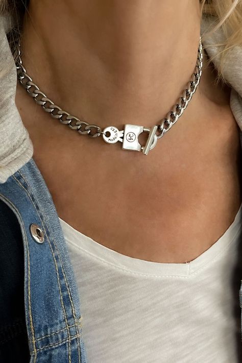 Silver Necklace Aesthetic, Trendy Jewelry Ideas, Chunky Silver Necklace, Street Style Jewelry, Padlock Necklace, Miami Cuban Link Chain, Miami Cuban Link, Lock Necklace, Toggle Necklace