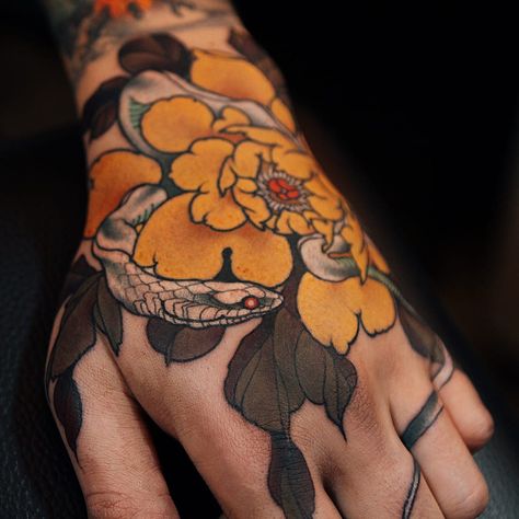 Baby snake and peony tattoo by Jinpil Yuu Flower Hand Tattoo, Japanese Hand Tattoos, Hand Tattoo Images, Herren Hand Tattoos, Traditional Hand Tattoo, Japanese Snake Tattoo, Tato Henna, Hand Tats, Skeleton Hand Tattoo