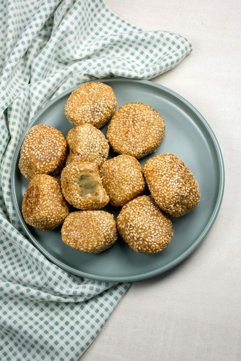 Buchi is a popular Filipino dessert made from glutinous rice flour and filled with sweetened mung bean paste. The dough is formed into balls, deep-fried until golden brown, and coated with sesame seeds. The end result is a crispy and chewy texture with a delicious filling. This recipe also includes tips on how to achieve the perfect buchi, such as using the right amount of flour and oil temperature. Enjoy this sweet treat with family and friends! Buchi Recipe Glutinous Rice, Buchi Recipe, Balls Dessert, Sesame Balls, Mango Sago, Filipino Dessert, Seasonal Desserts, Glutinous Rice Flour, Filipino Desserts