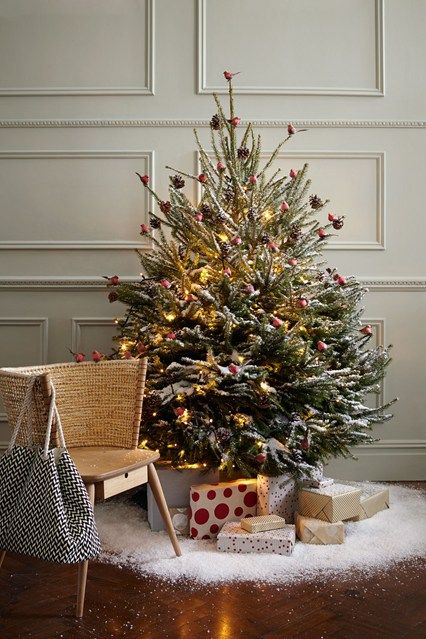 Discover the most stunning ways to decorate your christmas tree during the festive season on HOUSE at House & Garden Small Xmas Tree Decorating Ideas, Christmas Presents Decor, Outdoor Christmas Trees, Small Xmas Tree, Small Christmas Trees Decorated, Mini Christmas Tree Decorations, Small Christmas Tree, Fake Snow, Snow Covered Trees