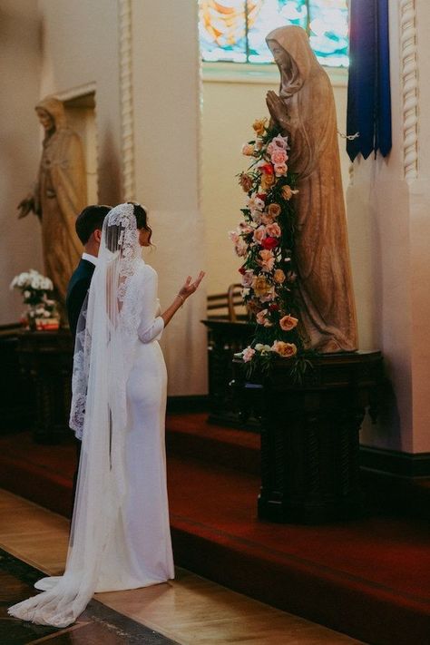 Catholic Bride Dresses, Catholic Veil Wedding, Mexican Catholic Wedding, Catholic Wedding Veil, Wedding Aestethic, Catholic Wedding Ideas, Bride And Groom Praying, Catholic Church Aesthetic, Catholic Wedding Dress