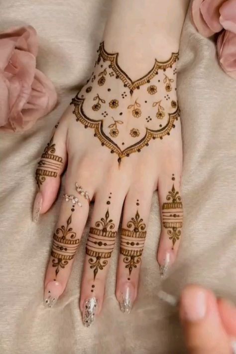 Dainty Henna, Short Mehndi Design, Simple Mehendi Designs, Henna Hand, Tato Henna, Henna Tattoo Designs Hand, Design Henna, Latest Henna Designs, Mehndi Designs For Kids