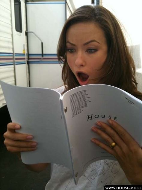 Olivia Wilde as Thirteen on the set of House M.D. #House Thirteen House, House Md Funny, House And Wilson, Everybody Lies, House Cast, Gregory House, Výtvarné Reference, House Md, Hugh Laurie