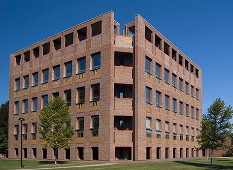 Buildings We Love: Kahn's Exeter Library | Moss Yaw Design studio Exeter Library, Exeter New Hampshire, Phillips Exeter Academy, Louis Kahn, Brick Architecture, Brick Facade, Brick Building, Exeter, Structural Engineering