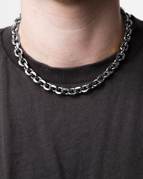 A closer look at the "Cadena" necklace - one of our new heaviest necklaces drops on 16.10. 06:00 PM ⁠ ⁠ #outfit #accessories #necklace #chain #halskette #kette #streetwearjewelry #streetwear #streetwearde Streetwear Jewelry, Mens Chain, Mens Chain Necklace, Chain Necklaces, Chains For Men, Necklace Chain, Accessories Necklace, Chains Necklace, Look At