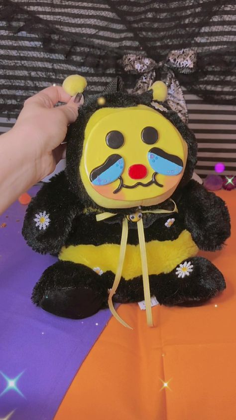 Clay Plushies, Clay Face Plushies, Anti Bear, Bee Backpack, Creepy Stuffed Animals, Pinterest Cute, Diy Plush Dolls, Clay Bear, Handmade Plushies