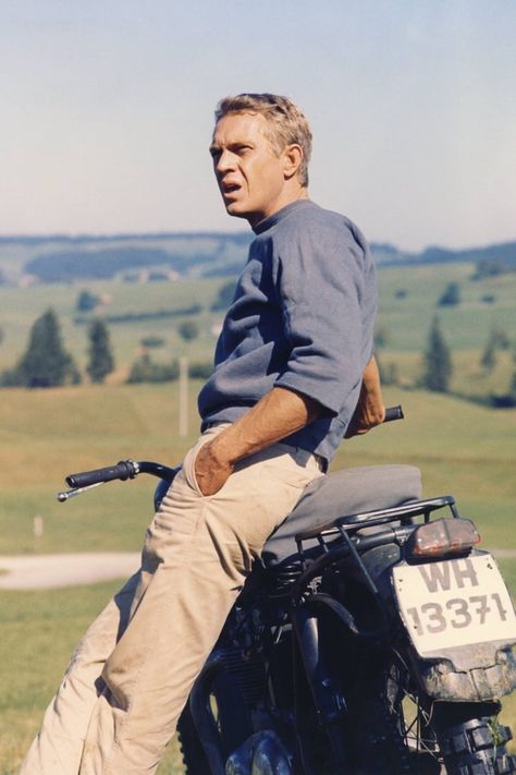 24 Photos of Steve McQueen That Will Really Get Your Motor Running Steve Mcqueen Style, Steven Mcqueen, Ali Mcgraw, Foto Glamour, Steve Mc, Best Dressed Man, Richard Gere, Anthony Hopkins, Paul Newman