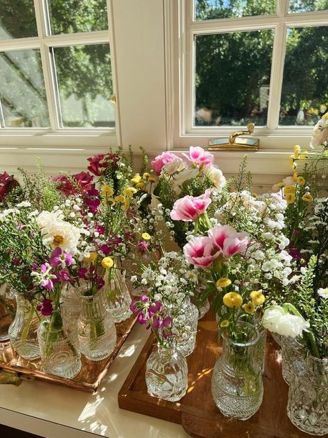 Bridal Shower Table Decorations Flowers, Bridal Shower Table Cloth Ideas, Bridal Shower Simple Centerpieces, Southern Style Bridal Shower Ideas, Outdoor Table Arrangements, Dainty Bridal Shower Decor, Table Decor For Bridal Shower Decoration, Bridal Shower Flower Ideas, Wildflower Bridal Shower Table Decor