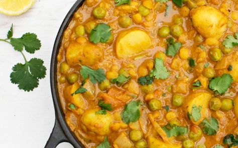 With its velvety coconut sauce, this new potato and pea curry makes a comforting spring recipe that's light and warming at the same time. Plus, this is a great recipe to make at the beginning of the week and use as an easy lunch or a quick dinner down the line. Yellow Split Pea Recipe, Potato And Pea Curry, Yellow Split Pea, Pea Curry, Curry Chili, Vegan Curry Recipes, Yellow Split Peas, Spring Recipe, Split Peas