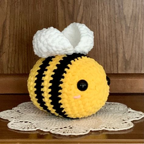 Crocheted bee Choose your own colors Crochet Bee Stuffed Animal, Crochet Chunky Stuffed Animal, Chunky Plush Crochet, Chunky Bee Crochet, Crochet Bee Plush, Big Crochet Plushies, Jumbo Plushies, Bee Plushies, Bumblebee Crochet