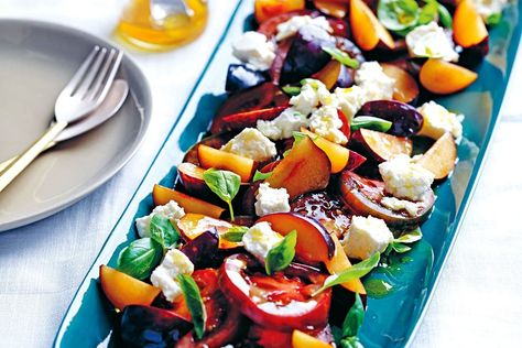 The sweet plums, salty ricotta and ripe tomatoes combine the best flavors of summer in one vivid dish. Plum Salad, Burrata Salad, Kitchen Dinner, Fun Salads, Lentil Salad, Feta Salad, Ripe Tomatoes, Salad Bar, Yummy Yummy