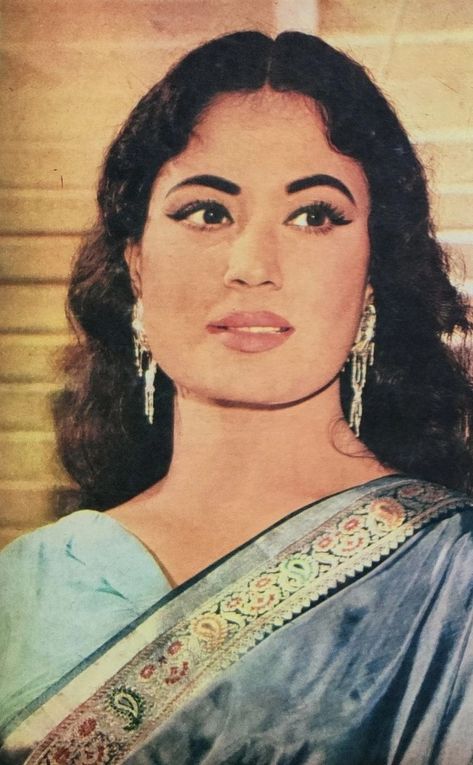 Meena Kumari, Bollywood Retro, Bollywood Aesthetic, Old Film Posters, Classic Cinema, Vintage Bollywood, Vintage Icons, Retro Women, Film Posters