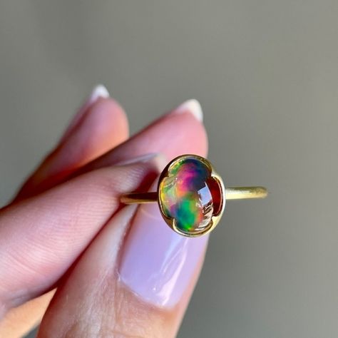 Trippy Wedding, Ammolite Ring, Gabriella Kiss, Trippy Iphone Wallpaper, Delicate Gold Ring, Fancy Stuff, Dream Rings, Diy Wire Jewelry, Creative Jewelry