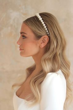 Pearl Bride Accessories, Sparkly Headband Hairstyles, Wavy Wedding Hair With Headband, Bridal Hair Accessories Pearl, Pearl Wedding Accessories Brides, Pearl Headband Bride, Hollywood Waves Headband, Wedding Hair With Hairband, Pearl Headband Wedding Hair