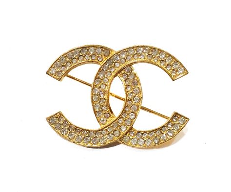 Chanel Vintage Classic Gold Plated CC Crystal Brooch.*Marked Chanel (during 80s) and 174.*Comes with the original box.It is approximately 1.7" x 1.25".Very pretty CC brooch.In a very good vintage condition.There are some marks on the pin.AB209000078This item has been used and may have some minor flaws. Before purchasing, please refer to the images for the exact condition of the item. Broche Chanel, Chanel Pins, Cc Brooch, Chanel Brooch, Chanel Vintage, Crystal Brooch, Classic Gold, Silver Crystal, Vintage Cartier Bracelet