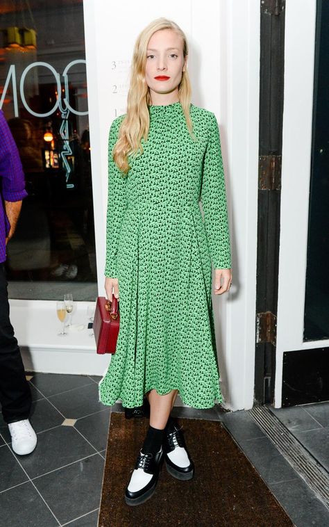 Brogues Outfit, Chunky Brogues, Midi Green Dress, Kate Foley, Green Dress Outfit, Colourful Clothes, Steet Style, Tropical Dress, Zara Fashion