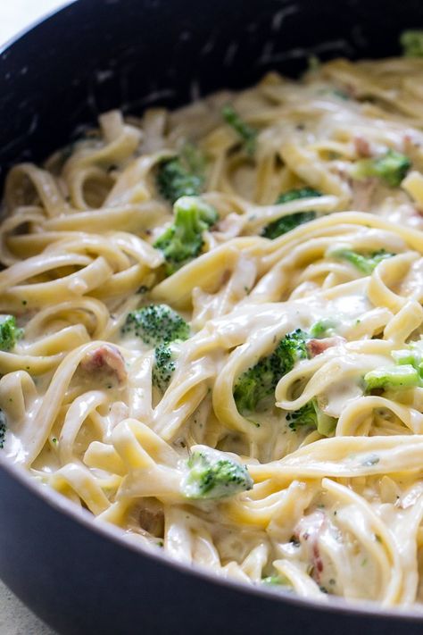 One Pot Bacon and Broccoli Alfredo | Six Sisters' Stuff Saving tons of time with this One Pot Bacon and Broccoli Alfredo. Only dirty one dish for your dinner tonight and enjoy a cheesy, creamy, and delicious homemade alfredo pasta. #alfredo #onepot Bacon And Broccoli, Biscuit Chicken Pot Pie, Pasta Alfredo, Broccoli Alfredo, Six Sisters Stuff, Pot Dinners, Homemade Alfredo, Alfredo Sauce Recipe, Broccoli Pasta