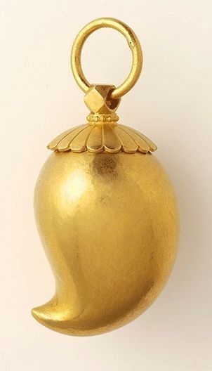 (India) Mughal gold mango pendant. ca 18th century CE. Gold surmadani kajal container in the form of a pendant which is shaped like a mango. Hindu Jewelry, Ruby Jewelry Necklaces, Red Coral Jewellery, Plain Jewelry, Gold Temple Jewellery, Engagement Rings Couple, Gold Hamsa, Going For Gold, Hindu Mythology