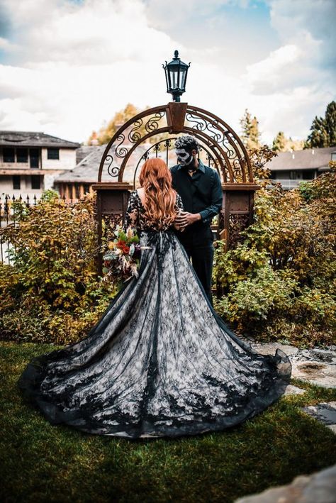 gothic wedding dresses ideas for halloween brides Halloween Wedding Centerpieces, Horror Wedding, Halloween Wedding Dresses, Halloween Wedding Cakes, Wedding Vineyard, Ideas For Wedding Reception, Halloween Bride, Halloween Themed Wedding, Black Halloween Dress