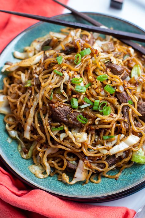 Take Out At Home, Shaken Beef, Easy Beef Stir Fry, Fried Noodles Recipe, Pan Fried Noodles, Cabbage And Noodles, Garlic Beef, Chinese Stir Fry, Cabbage Stir Fry