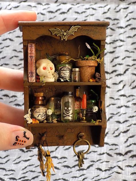 Dollhouse Halloween, Mini Mason Jars, Haunted Dollhouse, Halloween Miniatures, Haunted Dolls, Dollhouse Miniatures Diy, Miniature Rooms, Miniature Diy, Witch House