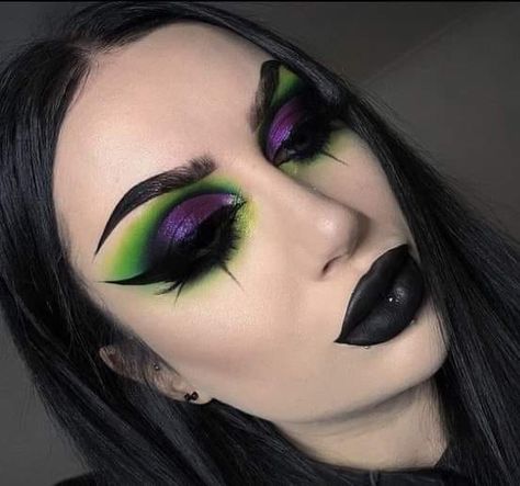 Glam Goth Makeup Looks, Bright Goth Makeup, Gothic Make Up Ideas, Green Goth Makeup Looks, Pretty Goth Makeup, Colorful Goth Makeup, Gothic Eyeshadow, Witch Makeup Ideas Pretty, Glam Witch Makeup