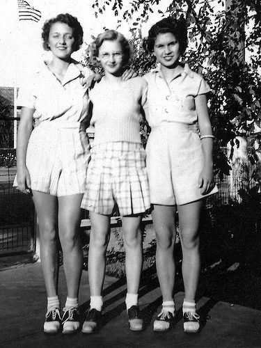 1940s/ Early 1950s vintage photo of 3 young women wearing saddle shoes. Super Summer Outfit Inspiration in this photo. Saddle Shoes, Shorts and cute blouses. #1940s #1950s #Saddleshoes Women Style Casual, Saddle Shoe, 1950s Women, Vintage Summer Outfits, 1940s Women, 1940s Woman, Fashion Decades, Saddle Shoes, Vintage Wardrobe