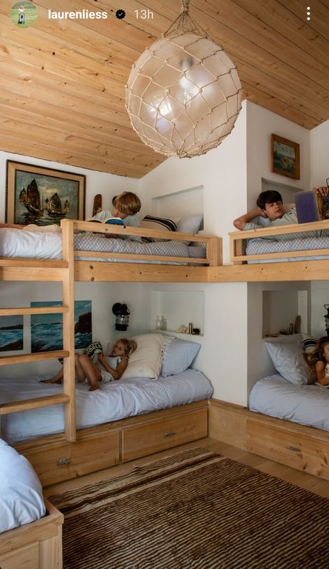 Built In Bunk Bed Queen And Twin, Kids Room 3 Beds, Simple Built In Bunk Beds, Four Kids One Room, Boys Bedroom Loft Bed, 3 Bed Bedroom, Small Room Bunk Bed Ideas, Family Bedroom Ideas, Boys Bunk Room