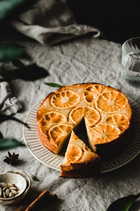 Spiced Mandarin Upside-Down Cake Mandarin Upside Down Cake, Mandarine Recipes, Mandarin Cake, Citrus Desserts, Figgy Pudding, Food Videography, Beautiful Food Photography, Cake Photography, Family Eating