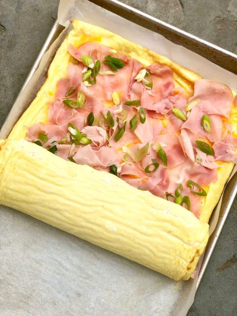 Omelet Roll－Perfect for holidays, special brunches and breakfast for dinner, this festive roll offers a fuss-free alternative to making omelets for a crowd. Omelet Roll, Tot Recipes, Gooooood Morning, Breakfast Savory, Omelette Recipe Easy, Omelets Recipe, Healthy Brunch, Omelette Recipe, Fair Food