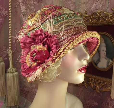 1920'S VINTAGE STYLE BRICK RED & GOLD SEQUINED BEADED FEATHER CLOCHE FLAPPER HAT #PatriciaJosephineAntiqueStyleDesign Flower Cloche, 1920s Hats, Stylish Womens Hats, Fashion Through The Decades, Vintage Hat Boxes, Beaded Feather, Vintage Style Hat, Flapper Hat, Hair Adornments