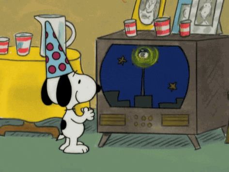 Snoopy Holidays, Gifs Snoopy, Snoopy New Year, Woodstock Snoopy, Animiertes Gif, Snoopy Dog, Vintage Cartoons, Puppy Art, Peanuts Characters