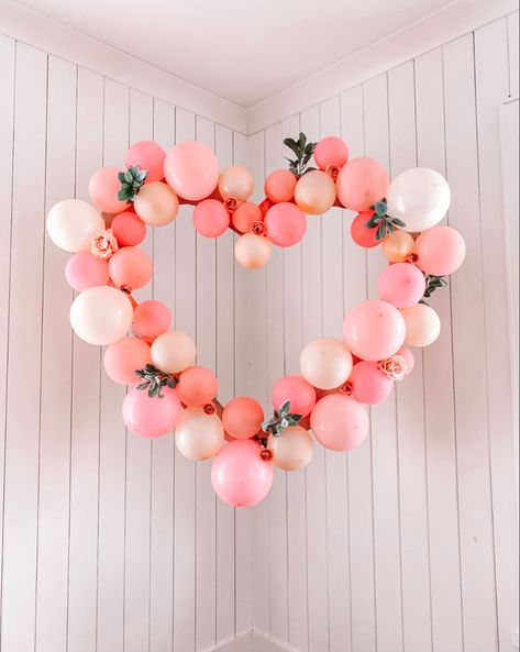 Pink balloons tied to make a heart shape with flowers. Used as decoration for Valentine’s Day. Heart Shaped Balloon Garland, Valentines Day Decorations Aesthetic, Valentines Day Aesthetic Decor, Valentines Day Decorations Balloons, Valentine Day Balloon Ideas, Valentine's Day Balloons, Heart Party Ideas, Valentine’s Day Theme, Balloon Heart Wall