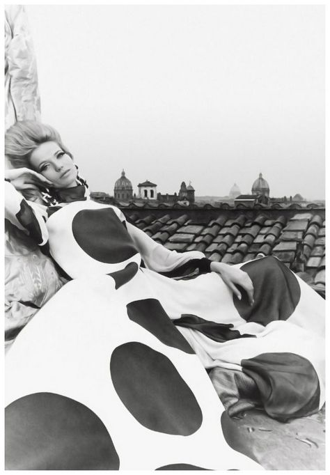 tribute to Veruschka von Lehndorff - Take a step and the road will appear by itself. - LiveJournal Red Polka Dot Dress, Diana Vreeland, Valentino Couture, Elsa Peretti, 1960s Fashion, Vintage Vogue, 60s Fashion, Black White Fashion, Strike A Pose